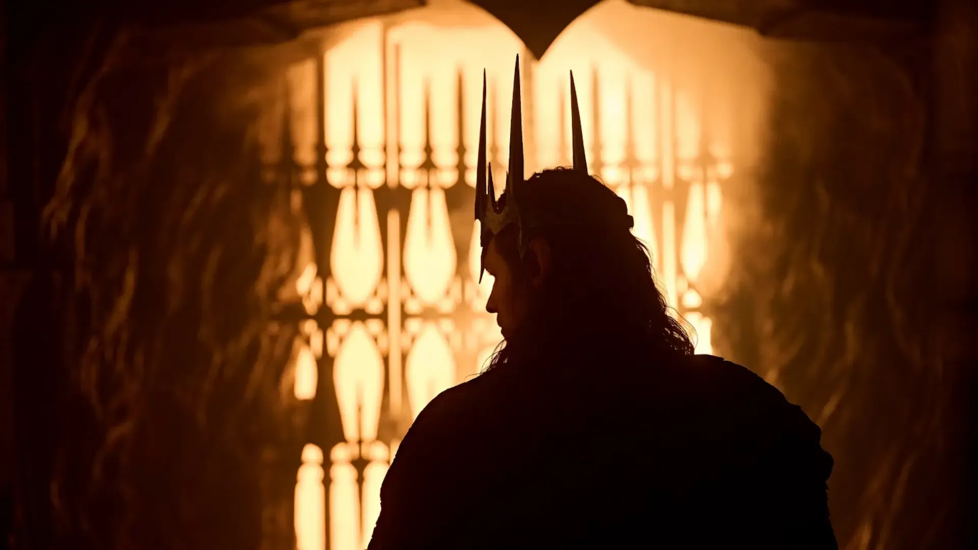 Görselde Sauron arkası dönük bir şekilde gözüküyor.